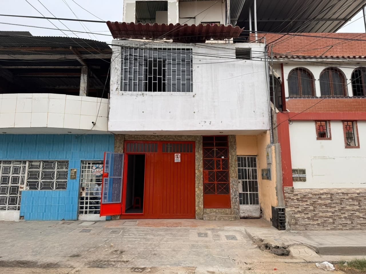 ¡Se vende departamento en primer piso — Zona céntrica, cerca de Av. Grau y Parque Infantil